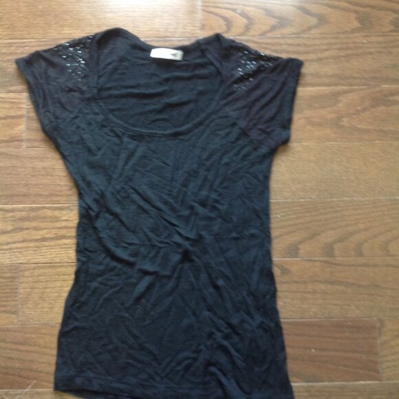 Black top with shoulder detail - Picture 1 of 2